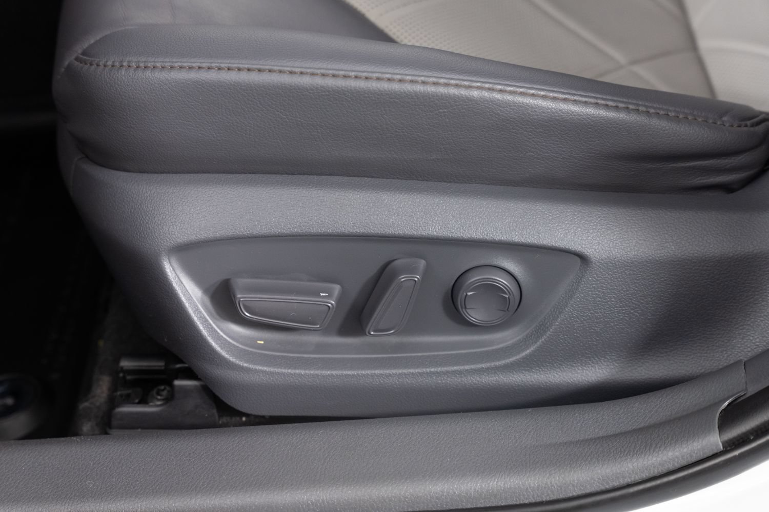 Used 2019 Toyota Camry XLE FWD image 16