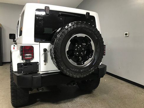 Used 2014 Jeep Wrangler Unlimited Sahara image 4