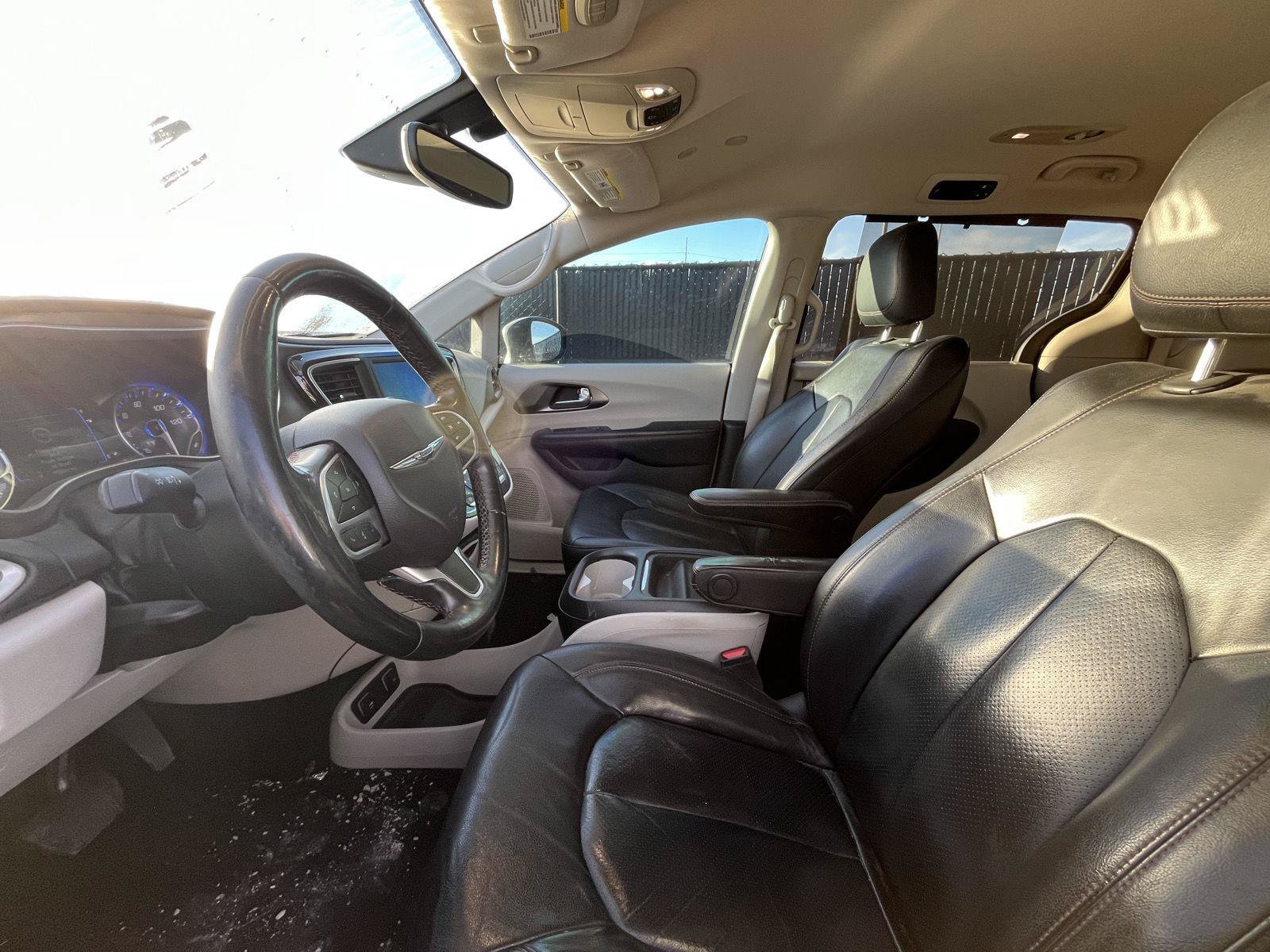 Used 2020 Chrysler Pacifica Touring-L FWD image 7