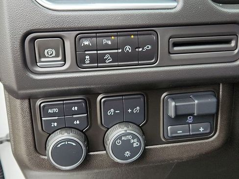 Used 2021 Chevrolet Tahoe Z71 w/ Z71 Signature Package AWD/4WD image 16