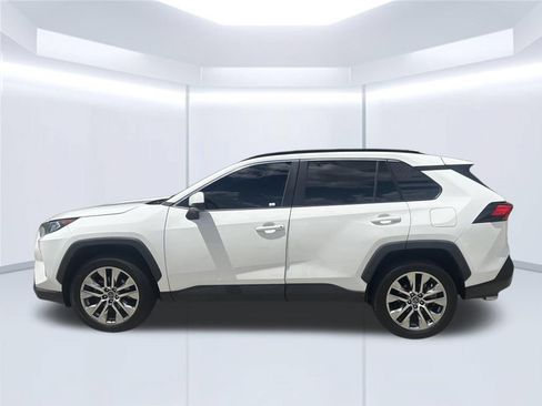 Used 2020 Toyota RAV4 XLE Premium FWD image 8