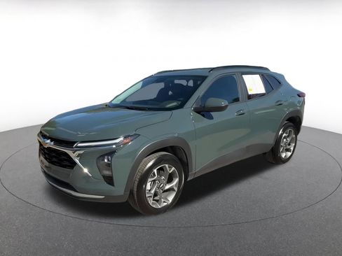 Used 2025 Chevrolet Trax LT image 8