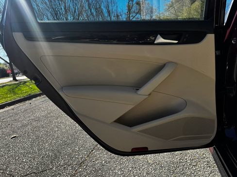 Used 2014 Volkswagen Passat TDI SEL Premium FWD image 11