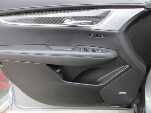 Used 2025 Cadillac XT6 Sport w/ Technology Package image 33