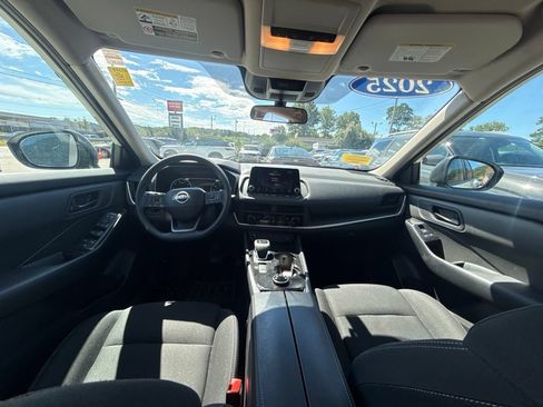 Used 2025 Nissan Rogue S AWD/4WD image 18