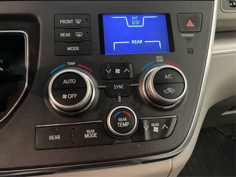 Used 2017 Toyota Sienna LE image 29