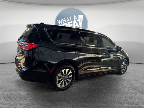 Used 2025 Chrysler Pacifica Select w/ Uconnect Theater Family Group image 3