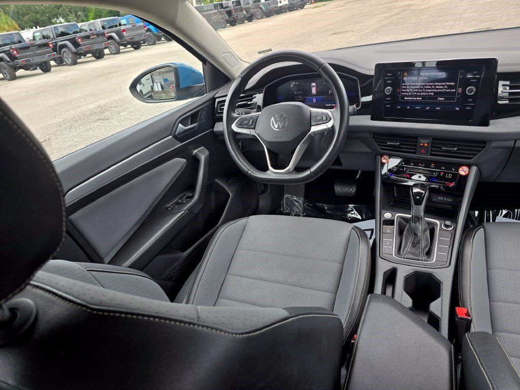 Used 2025 Volkswagen Jetta SE FWD image 33