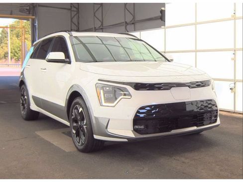 Used 2023 Kia Niro Wave FWD image 1