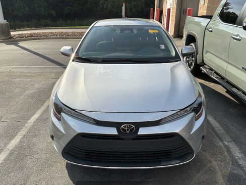 Used 2023 Toyota Corolla LE FWD image 2