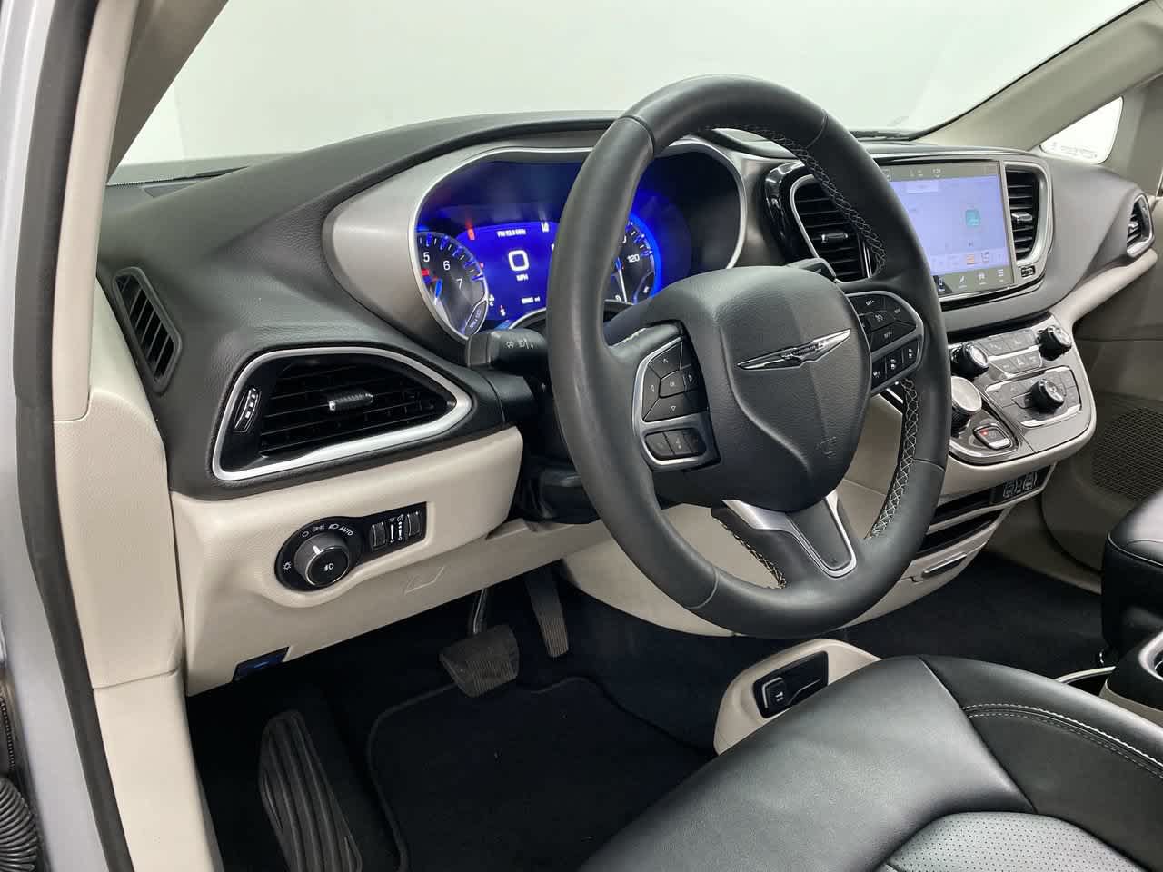 Used 2024 Chrysler Pacifica Touring-L FWD image 2