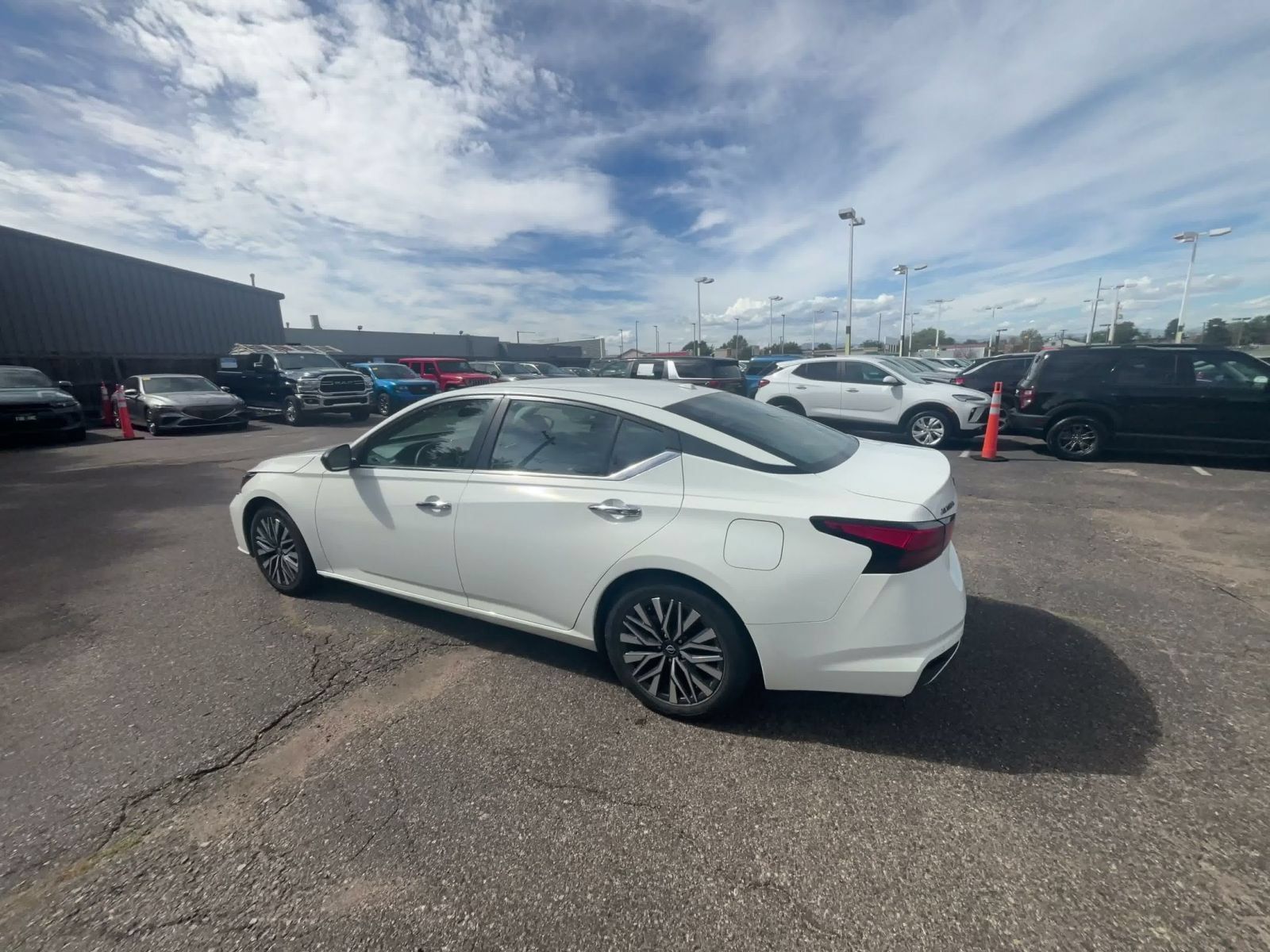 Used 2025 Nissan Altima 2.5 SV FWD image 9