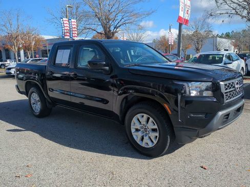 Used 2023 Nissan Frontier SV image 3