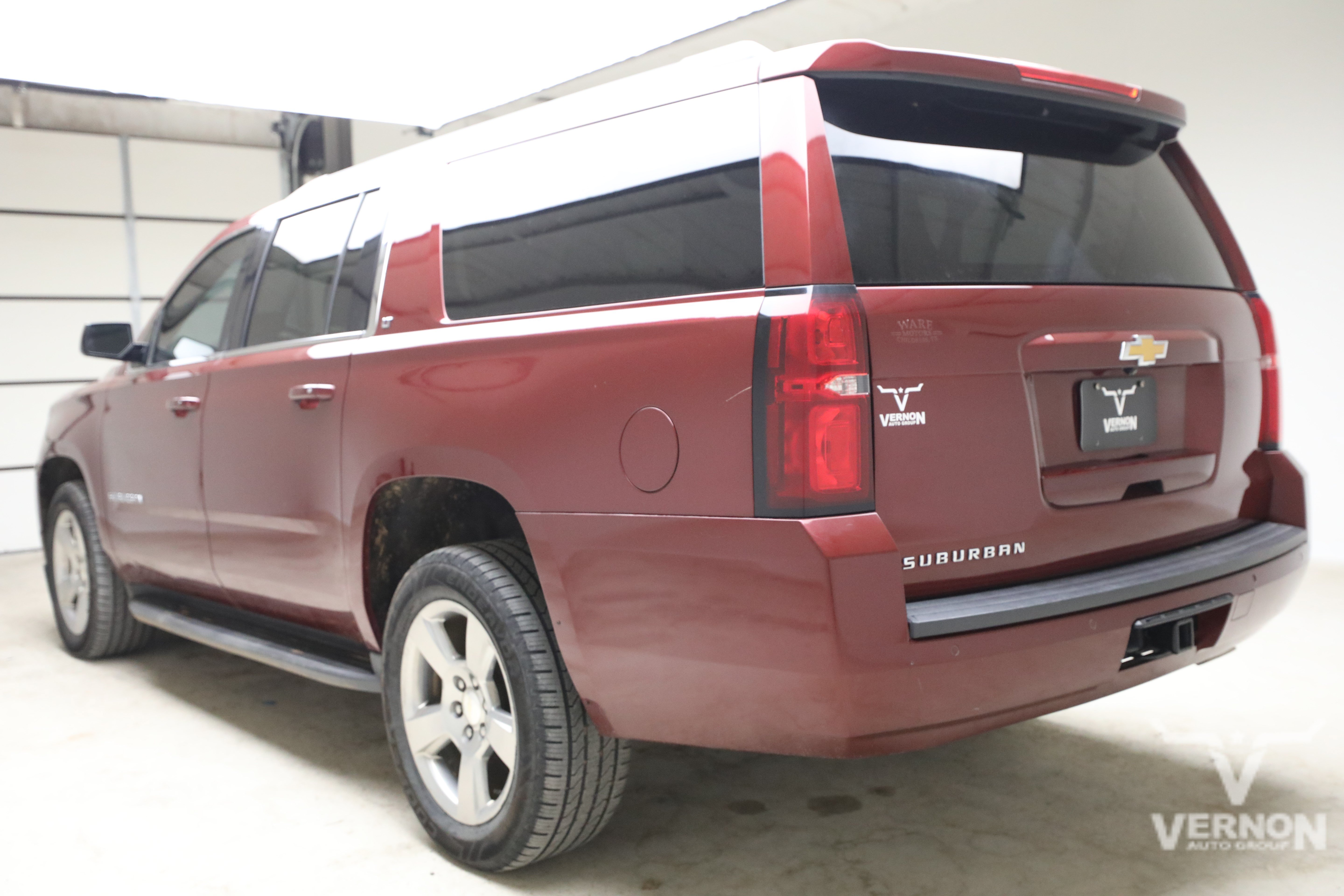 Used 2018 Chevrolet Suburban LT w/ Luxury Package RWD image 3