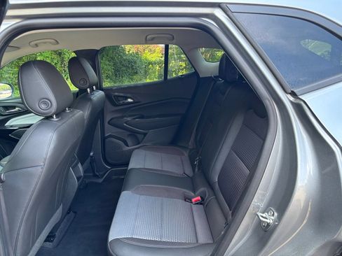 Used 2025 Chevrolet Trax LT w/ LT Convenience Package FWD image 20