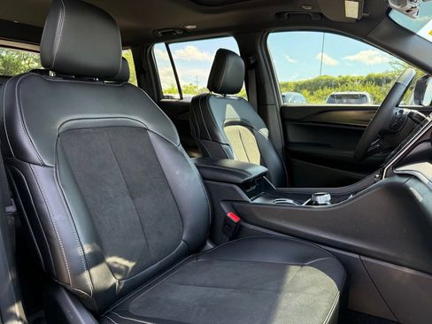Used 2025 Jeep Grand Cherokee Altitude AWD/4WD image 19