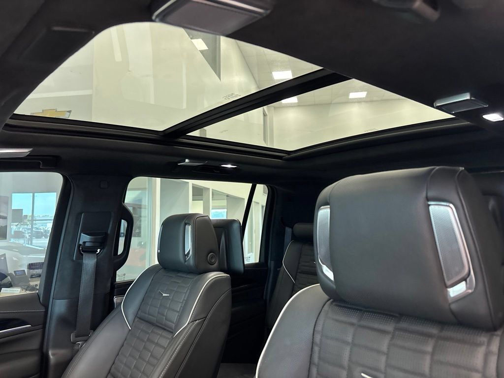 Used 2024 Cadillac Escalade ESV V AWD/4WD image 18