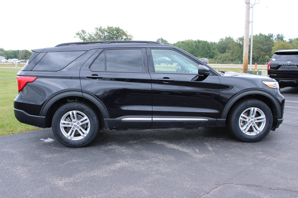 Used 2022 Ford Explorer XLT w/ Equipment Group 202A AWD/4WD image 16