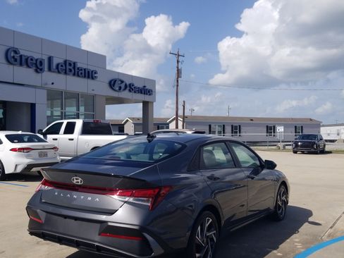Used 2025 Hyundai Elantra Sport FWD image 7
