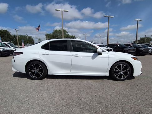 Used 2018 Toyota Camry SE FWD image 4