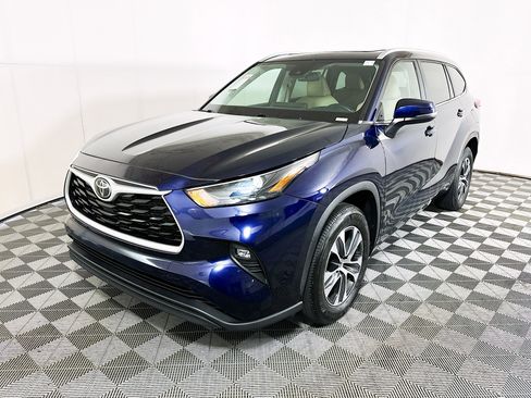 Used 2023 Toyota Highlander XLE image 7