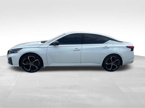 Used 2024 Nissan Altima 2.5 SR w/ SR Premium Package FWD image 2