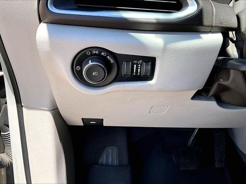 Used 2017 Chrysler Pacifica Touring-L Plus FWD image 32