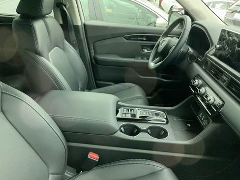 Used 2025 Honda Pilot EX-L image 4