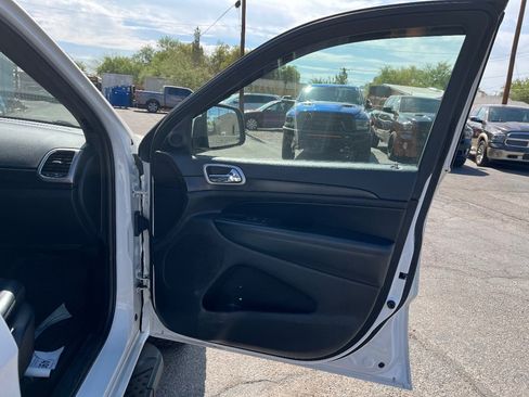 Used 2018 Jeep Grand Cherokee Altitude RWD image 18