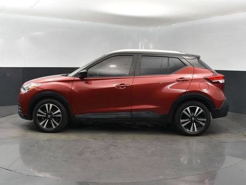 Used 2019 Nissan Kicks SV image 2
