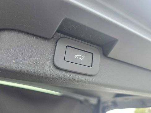 Certified 2024 Land Rover Discovery S image 18