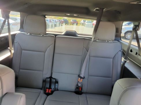 Used 2022 GMC Yukon XL SLT w/ SLT Premium Package image 26