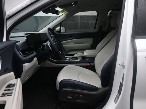 Used 2026 Kia Carnival EX FWD image 19