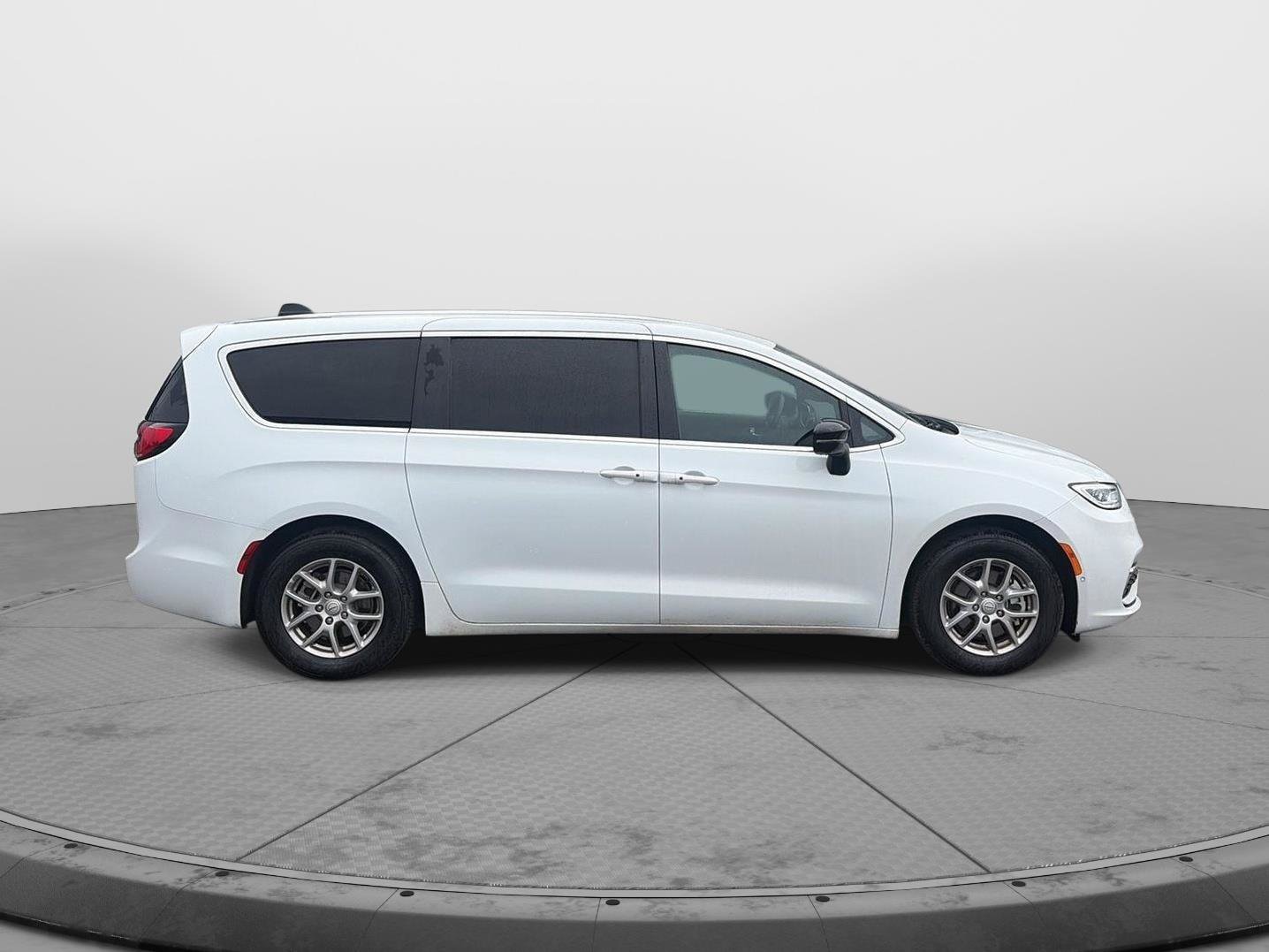 Used 2026 Chrysler Pacifica Select FWD image 4