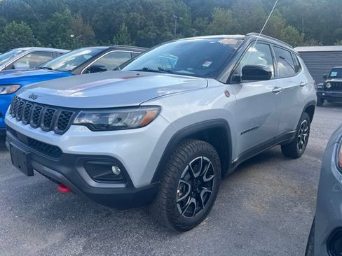 Used 2025 Jeep Compass Trailhawk AWD/4WD image 1