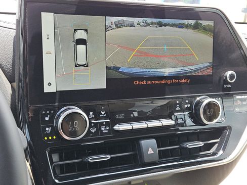Used 2024 Toyota Highlander Platinum FWD image 18