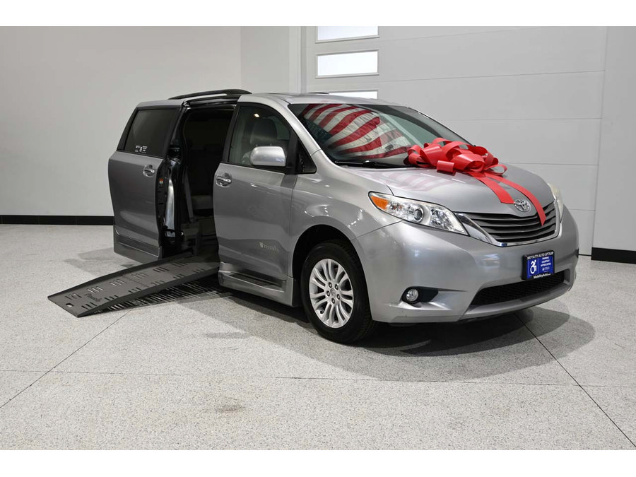 Used 2015 Toyota Sienna XLE w/ XLE Navigation Package FWD image 2