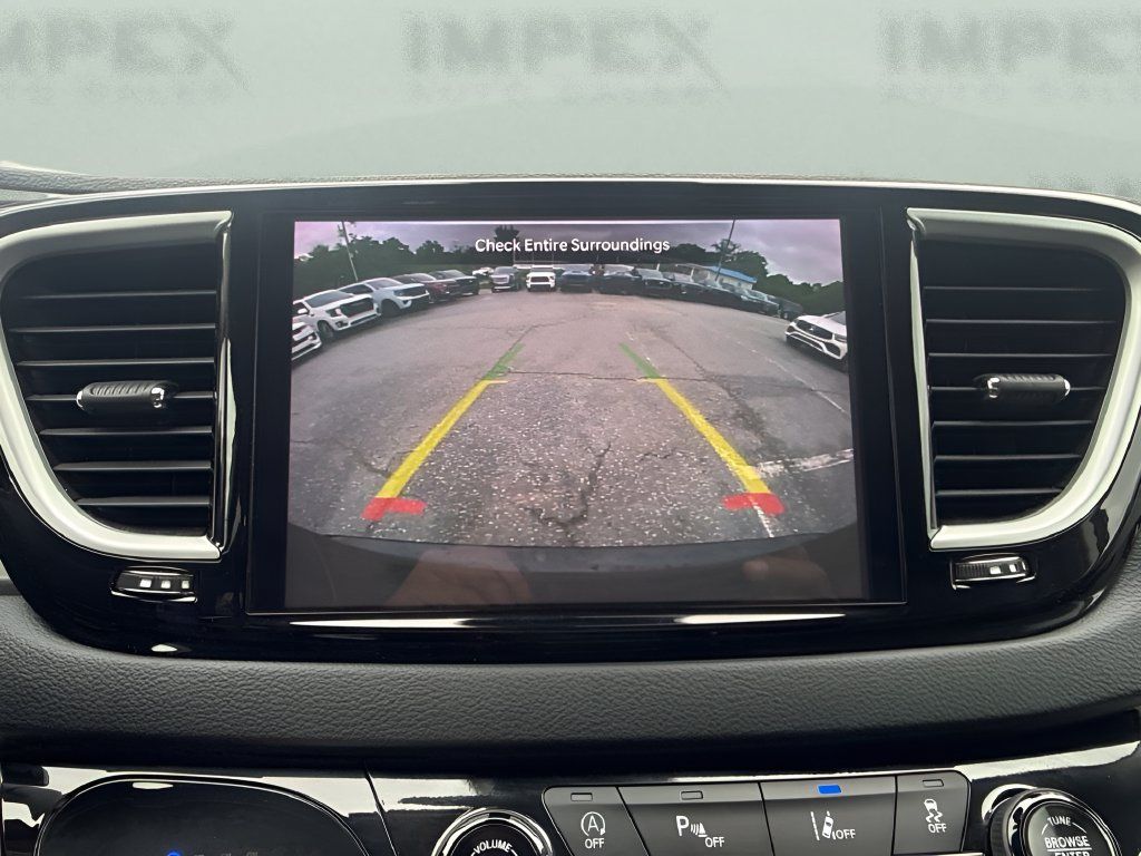 Used 2024 Chrysler Pacifica Touring-L FWD image 17