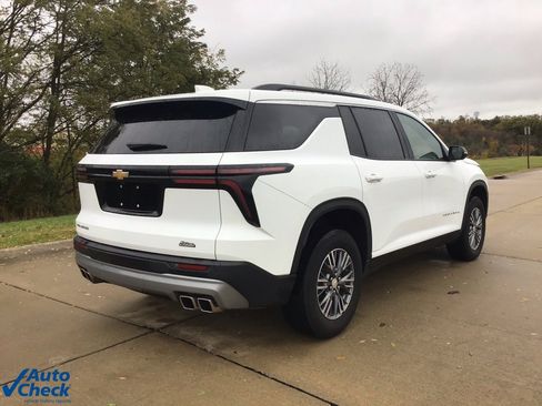 Used 2025 Chevrolet Traverse LT image 3