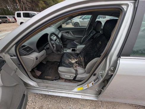 Used 2010 Toyota Camry LE FWD image 21