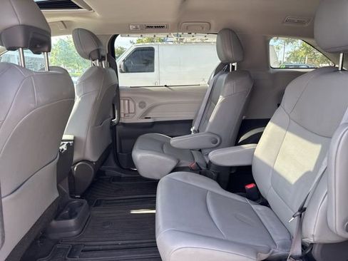 Used 2022 Toyota Sienna XLE image 3