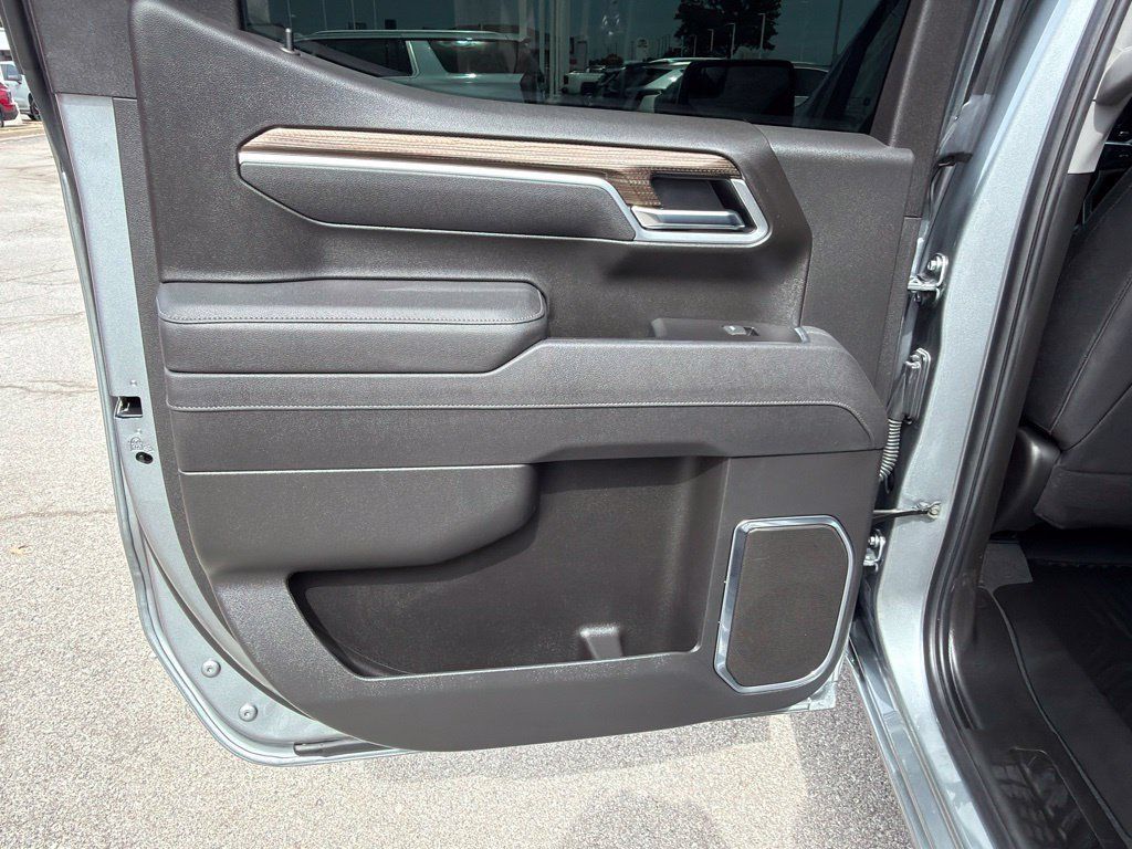 Used 2025 Chevrolet Silverado 1500 LT AWD/4WD image 18