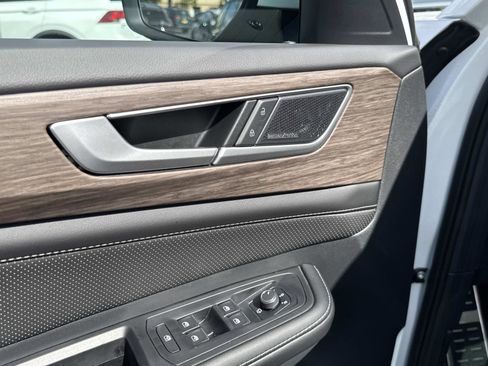 Certified 2025 Volkswagen Atlas SEL Premium R-Line image 16