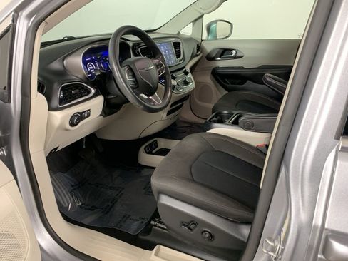 Used 2020 Chrysler Pacifica Touring w/ Advanced Safetytec Group FWD image 29