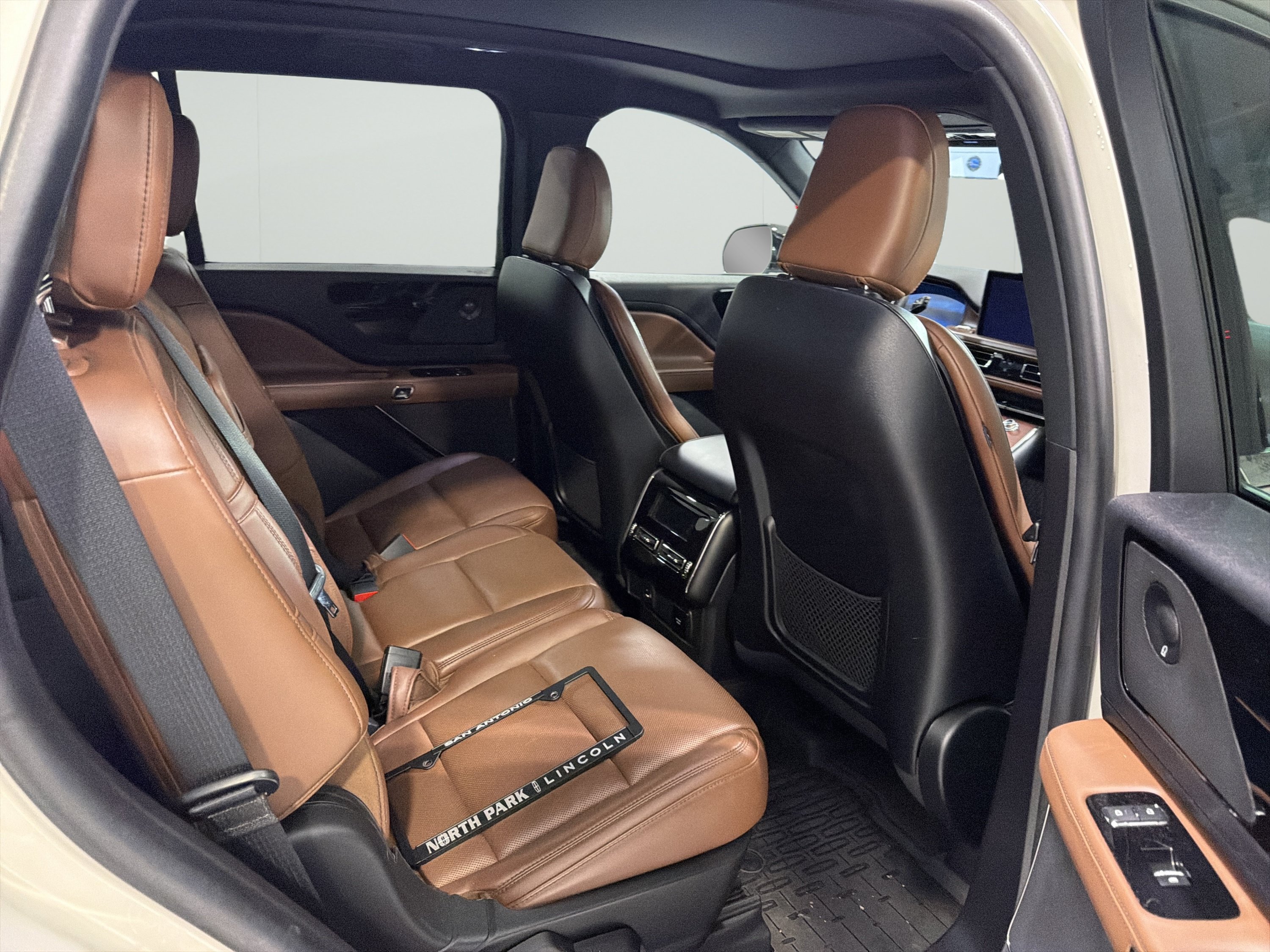 Used 2022 Lincoln Aviator Reserve w/ Equipment Group 201A RWD image 16