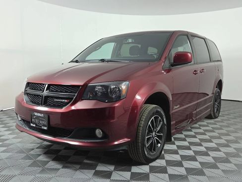 Used 2018 Dodge Grand Caravan SE FWD image 3