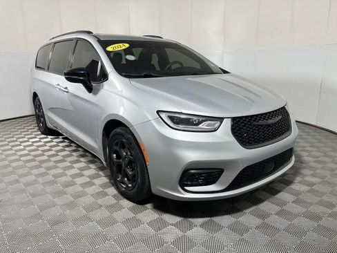 Used 2024 Chrysler Pacifica Premium FWD image 2