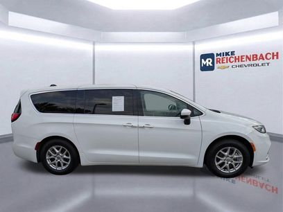 Used 2023 Chrysler Pacifica Touring-L