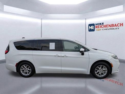 Used 2023 Chrysler Pacifica Touring-L image 3