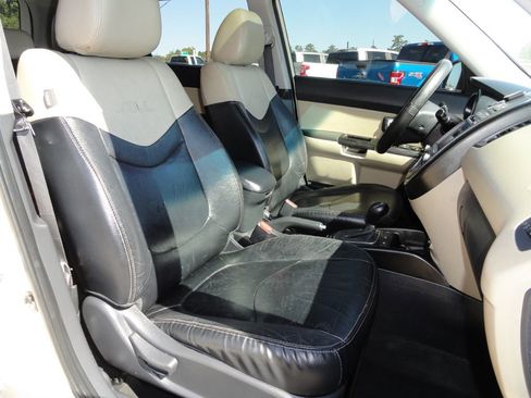 Used 2013 Kia Soul ! w/ Premium Pkg image 8